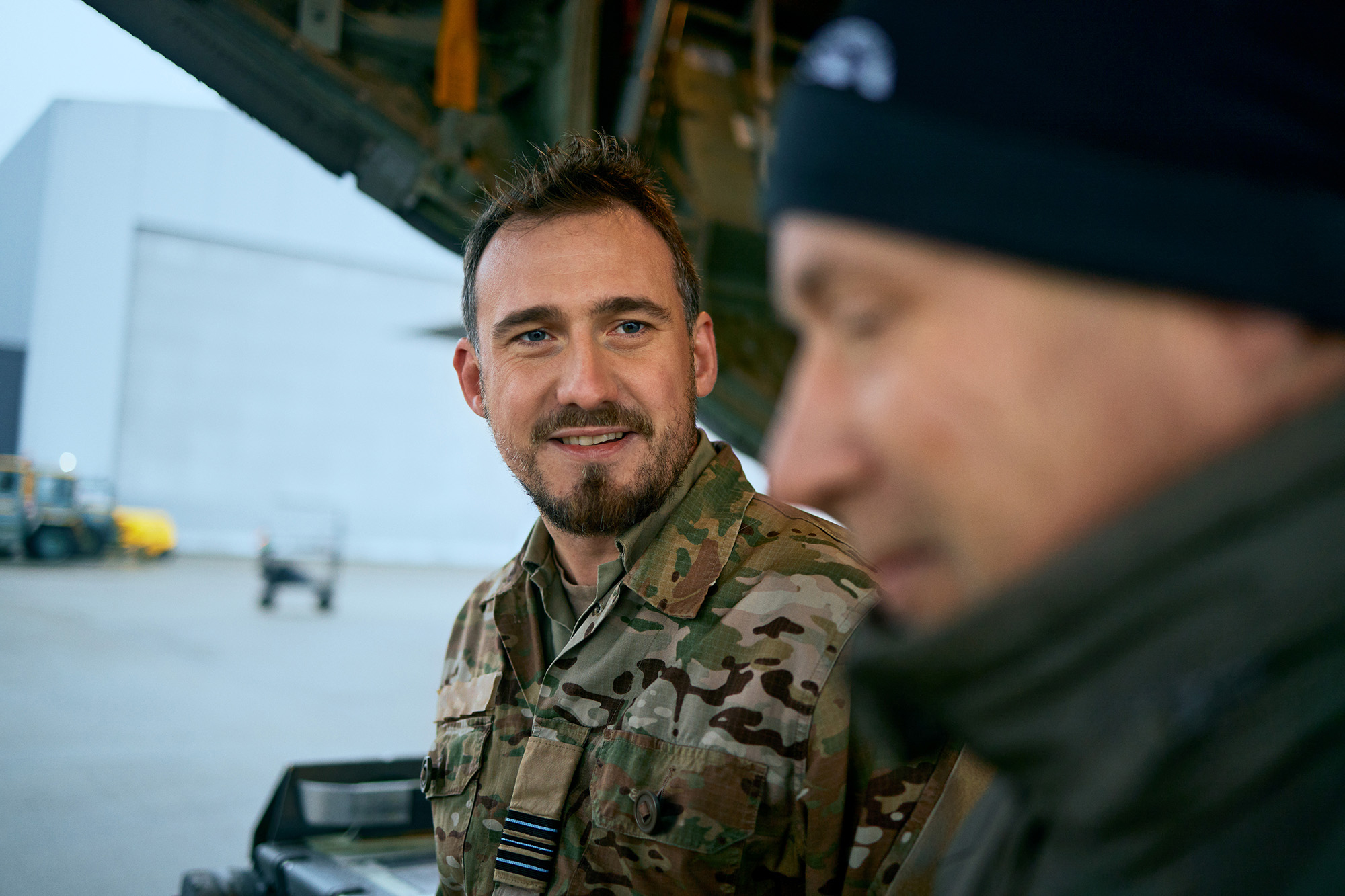 Kasper sidder ved fly