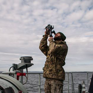Oversergent Søren kigger op mod himlen