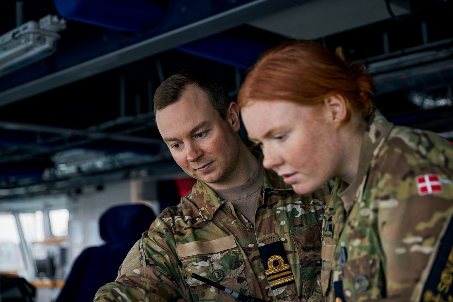 To soldater ser på et kort