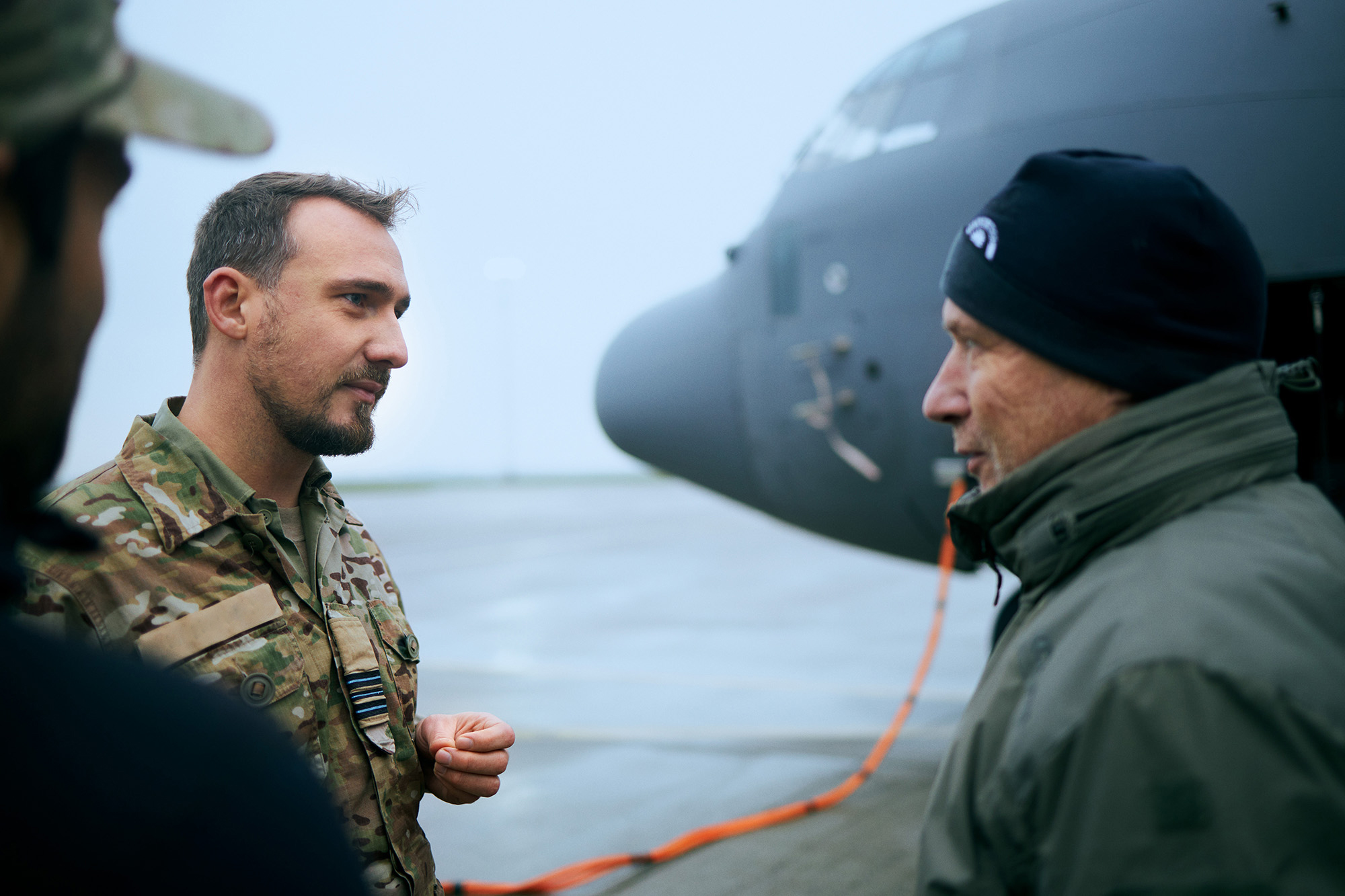 Officer med fly i baggrunden