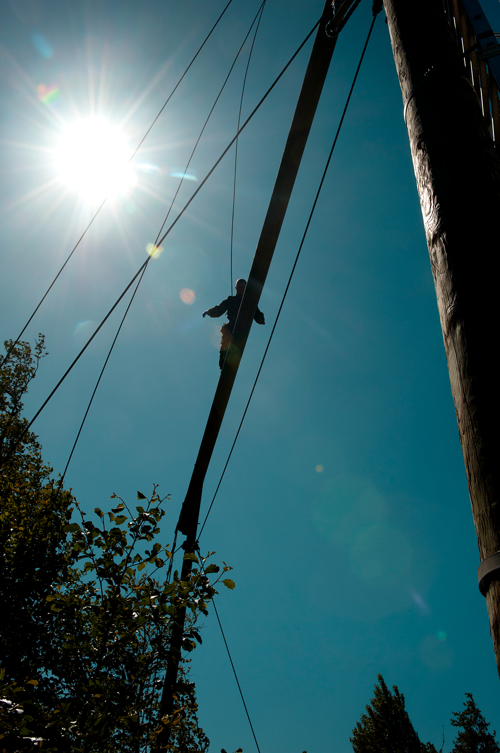 Billede af jægersoldat der balancere på en bum